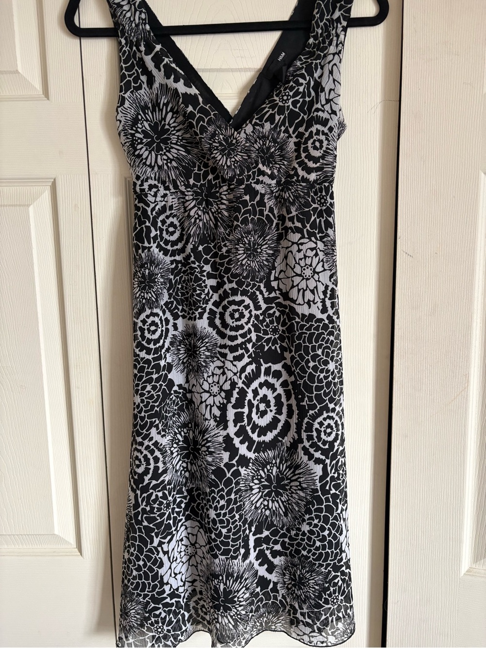 Black and White Floral V-Neck Women’s Dress